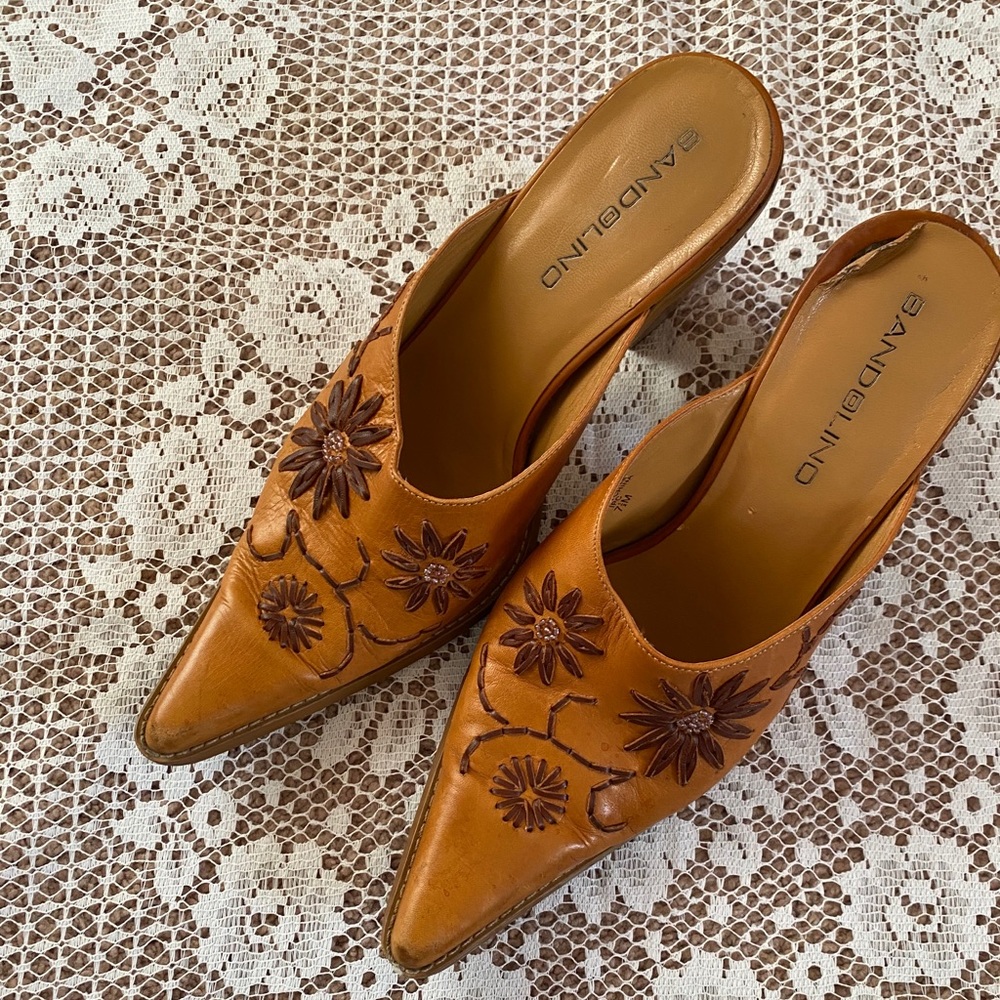 Bandolino Embroidered Brown Leather Shoes